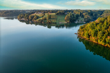 Obraz premium Hilltop lake homes and boat docks in Lost Creek on Tims Ford Lake in Tennessee. Aerial view.