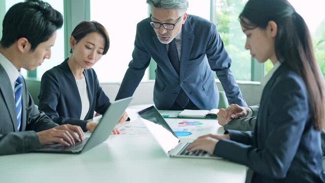 会議する幅広い世代のビジネスグループ　スローモーション