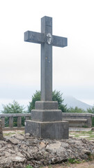 Cruces gigantes de piedra