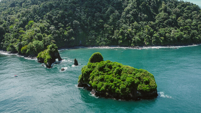 Isla Verde En Océano Pacífico, Foto De Dron.