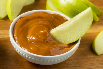 Homemade Caramel Dip with Green Apples