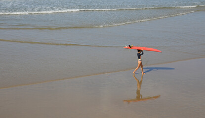 surfista mujer con tabla biarritz playa francia 4M0A3780-aas22 - obrazy, fototapety, plakaty