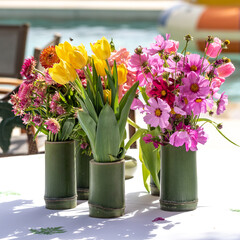 Arranjo de flores com bambu