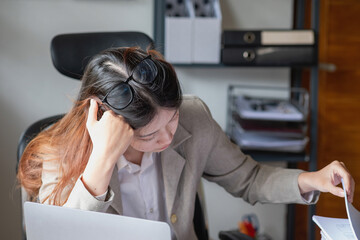 Concept Burnout Syndrome. Business Woman feels uncomfortable working. Which is caused by stress, accumulated from unsuccessful work And less resting body. Consult a specialist psychiatrist.