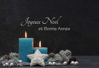 Carte de Noël : Bougies turquoises avec décorations de Noël et le texte Joyeux Noël et bonne...