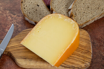 morceaux de gouda et tranches de pain de campagne en gros plan