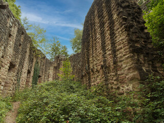 Burgruine Waldeck im Bergwald Neubulach auf einem zentralen Felsen, ruine und &Uuml;berreste eines Baus, bestehend aus einem Wohngeb&auml;ude und dem Bergfried