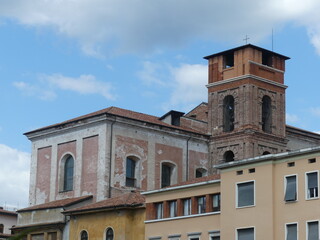 Fototapeta premium Altertümliche, italienische Häuser mit einem Turm