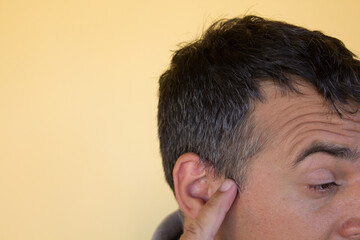 Image of a man indicating the appearance of the first white hair on the temples. Reference you have possible remedies to counteract the fall and the appearance of white hair
