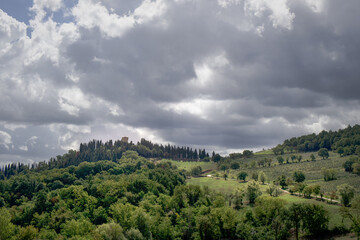Fototapeta na wymiar Tuscan country side under a cloudy sky