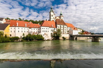 Obraz premium Blick auf Steyr in Oberösterreich mit Michaelerkirche