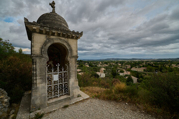 Naklejka premium Malownicze stacje drogi krzyżowej w jednym z klasztorów Prowansji. Położone na skalistym wzgórzu. roztaczający się widok na dolinę.