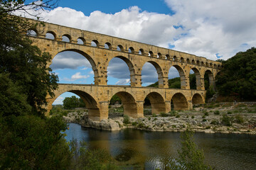 Naklejka premium Starożytny akwedukt w Prowansji transportował wodę 50 kilometrów do Nimes.