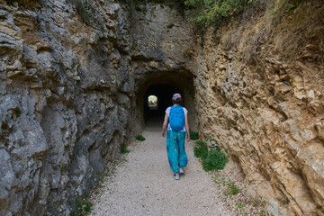 Fototapeta premium Wejście do tunelu akweduktu w Prowansji, Okcytanii.
