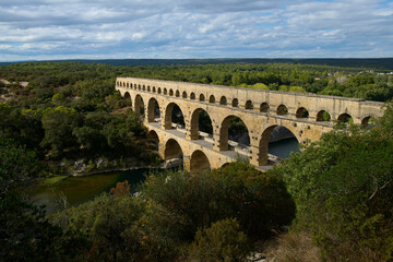 Starożytny akwedukt w Prowansji transportował wodę 50 kilometrów do Nimes. - obrazy, fototapety, plakaty