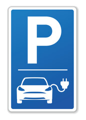 blaues Schild P für Parkplatz Elektroauto