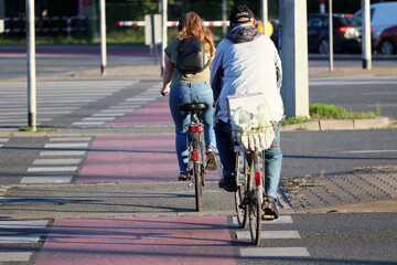 Ścieżka dla rowerów w mieście ze znakami poziomymi.  - obrazy, fototapety, plakaty