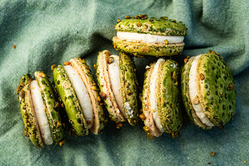 cream filled macaron pistachio green sandwich cookies - 532540314