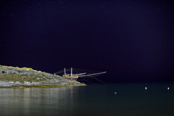 Noc, nocna fotografia, gwiazdy, Apulia, Pulia, Gargano, Adriratyk, antyczny dźwig, żuraw, trebusz do połowu ryb i owoców morza. © Tomasz