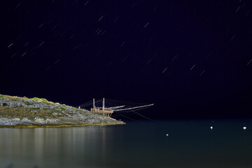 Noc, nocna fotografia, gwiazdy, Apulia, Pulia, Gargano, Adriratyk, antyczny dźwig, żuraw, trebusz do połowu ryb i owoców morza. © Tomasz
