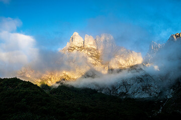 Fototapeta premium sunset in the mountains