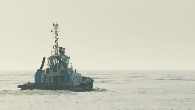 Tugboat waiting for ship, Itaja&iacute; - Santa Catarina