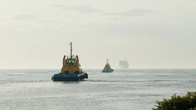 Tugboat waiting for ship, Itaja&iacute; - Santa Catarina
