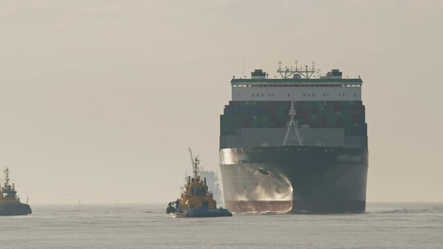Tugboat waiting for ship, Itaja&iacute; - Santa Catarina
