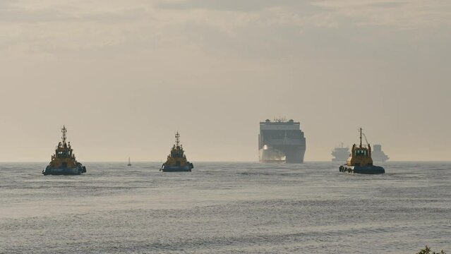 Tugboat waiting for ship, Itaja&iacute; - Santa Catarina
