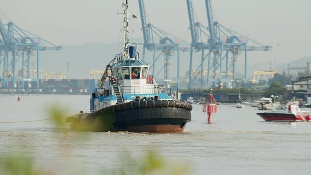 Tugboat maneuvering ship