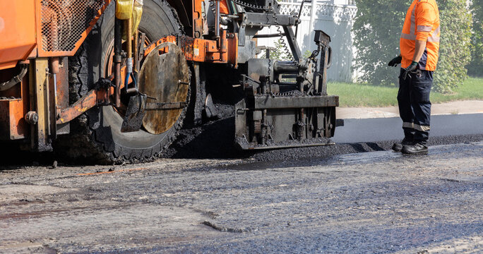Asphaltage d'une rue r&eacute;sidentielle