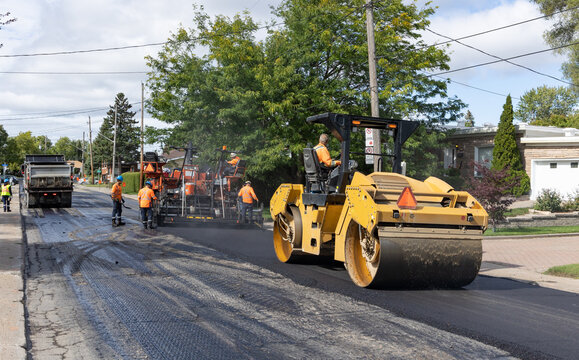Asphaltage d'une rue r&eacute;sidentielle