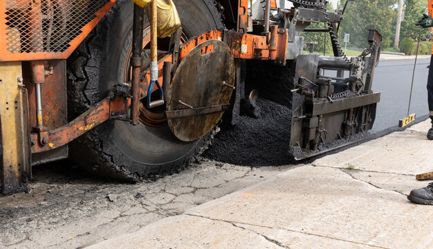 Asphaltage d'une rue r&eacute;sidentielle