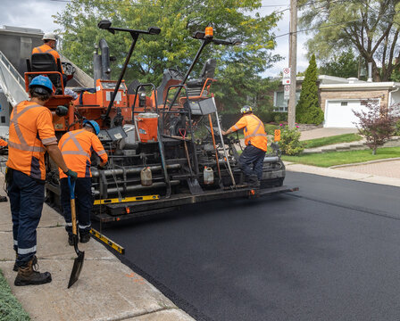 Asphaltage d'une rue r&eacute;sidentielle