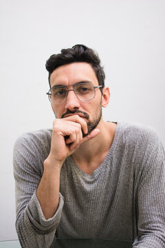 Man with scrutiny expression and glasses