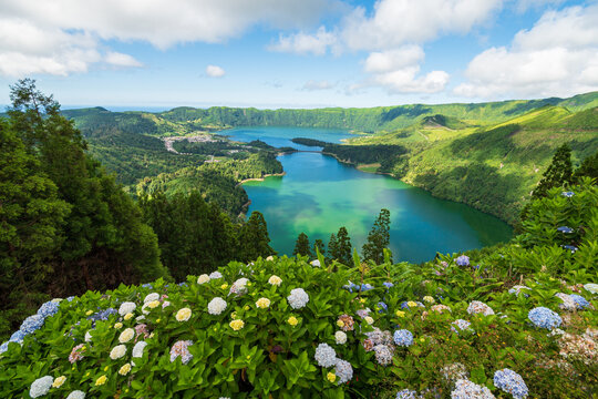 Panorama &uuml;ber den Vulkan-See Sete Cidades auf den Azoren mit Hortensien im Vordergrund