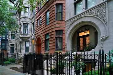 Foto auf Acrylglas Chicago street with elegant 19th century townhouses and apartments © Spiroview Inc.