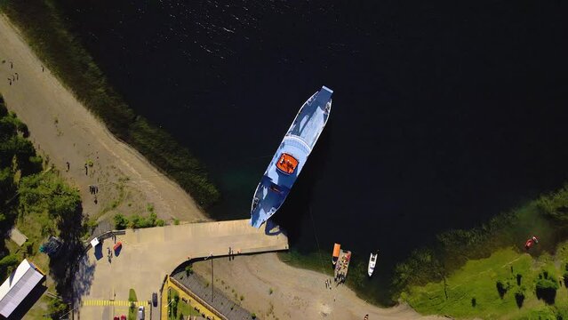 Vista a&eacute;rea cenital desde dron de ferry barcaza puerto fuy atracada en el lago pirihueico region de los rios panguipulli