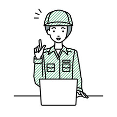 デスクで座ってPCを開いて何かひらめいた作業員の女性