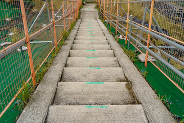 フェンスに覆われた工事現場の仮設通路