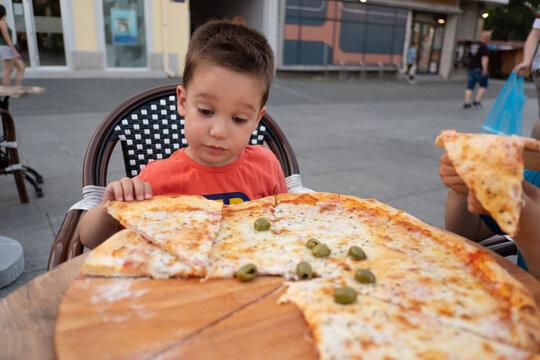 Kids enjoying pizza for dinner