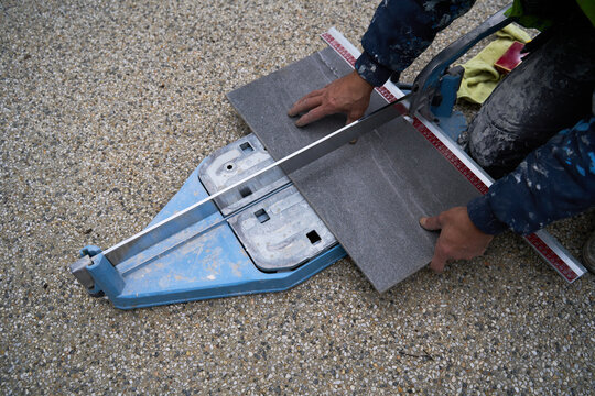 Tiler cutting large tile