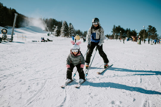 Man skiing with little girl