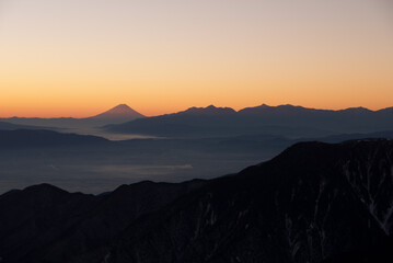 夜明けの富士山と南アルプス
