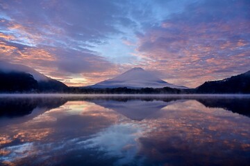 Obraz na płótnie Canvas 精進湖で見た幻想的な富士山の朝焼け情景＠山梨
