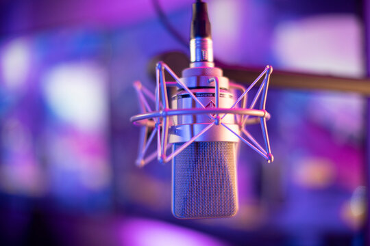 Microphone Studio Professionnel Vibrant Studio D'enregistrement Sonore  Moderne. Illustration Stock - Illustration du noir, medias: 269951177