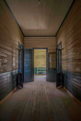 Antiguo corredor o pasillo de una escuela de madera abandonada en la salitrera Humberstone al norte...