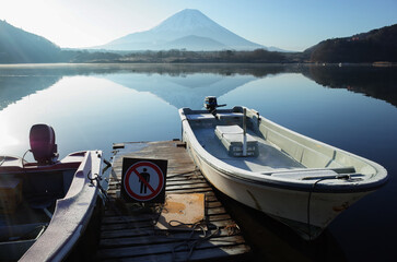 Fototapeta na wymiar 湖とボート