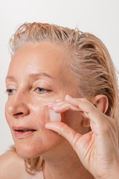 Cryotherapy to protect the facial skin from edema