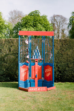 Tin can throwing game 